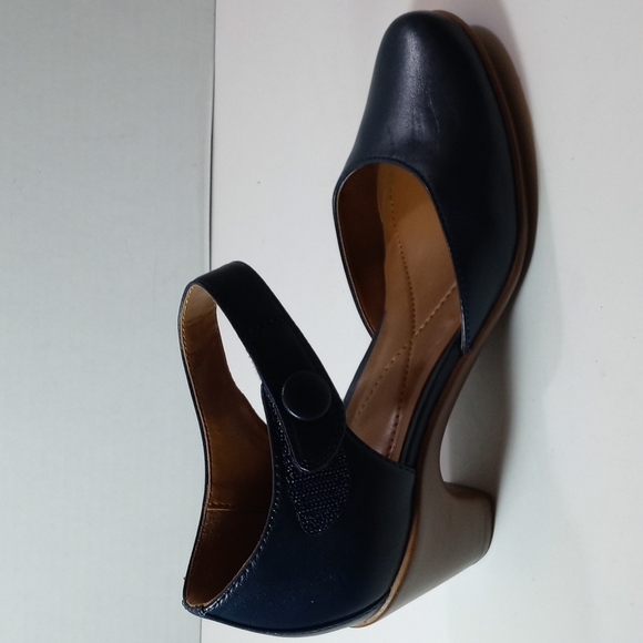 Shoes - Picture 2 of 7